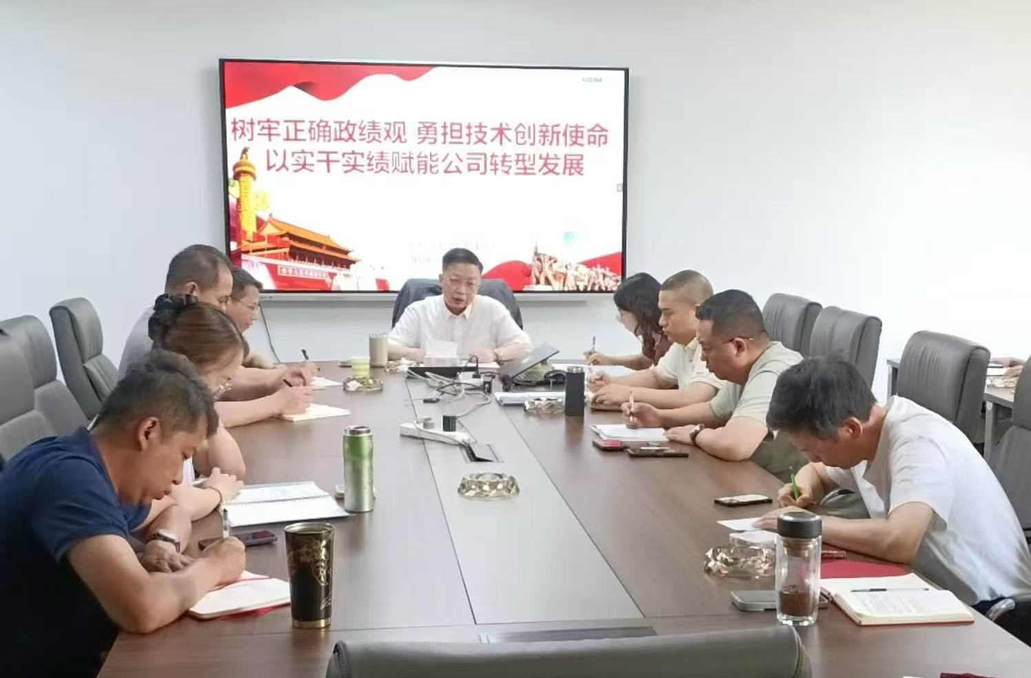 党委书记、董事长杨波同志在昆明技术中心讲授学习教育专题党课